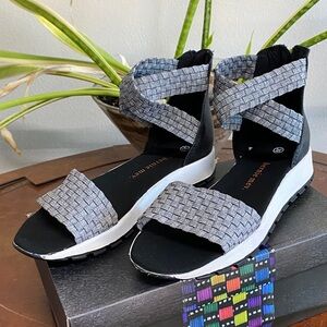 Bernie Mev. Gray Sandals, size 39, NWOT